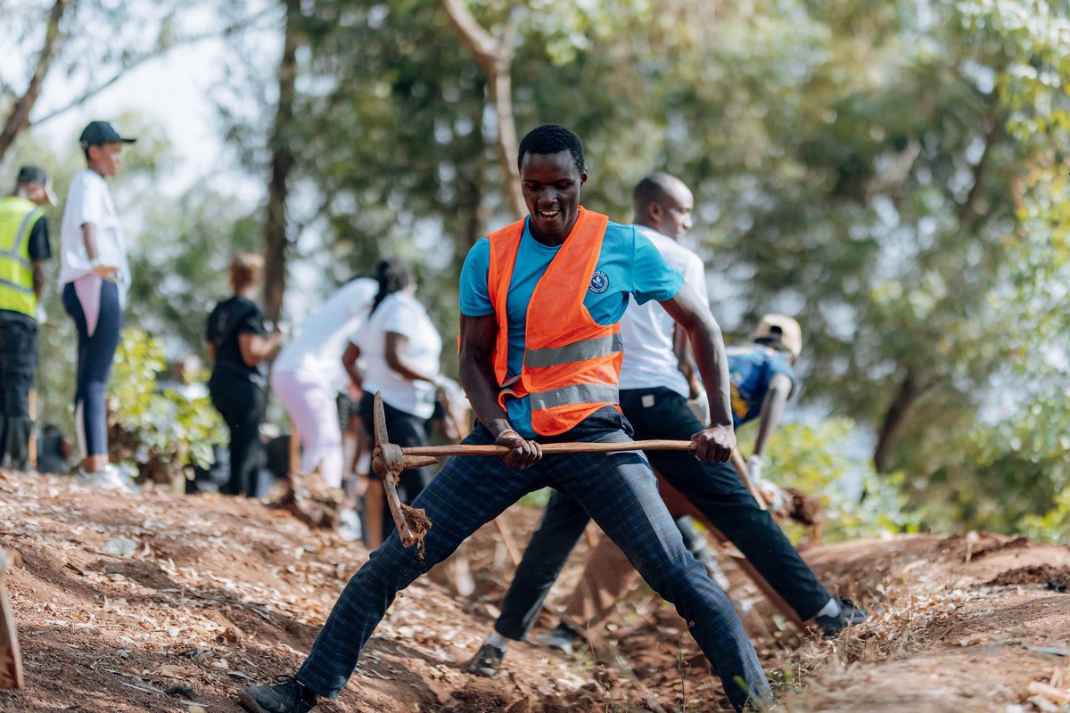 kigalitoday's tweet photo. Umunyamabanga wa Leta muri Minisiteri y’Ikoranabuhanga na Inovasiyo, Yves Iradukunda, yifatanyije n’urubyiruko rwo mu Murenge wa Kimisagara, mu Karere ka Nyarugenge, mu gikorwa cy’Umuganda cyateguwe muri gahunda ya #SoberGen.

Iki gikorwa cyari kigamije gukangurira urubyiruko kwirinda ibiyobyabwenge n’ibindi bibangamira ubuzima, no kwimakaza umuco n’indangagaciro by’Abanyarwanda.