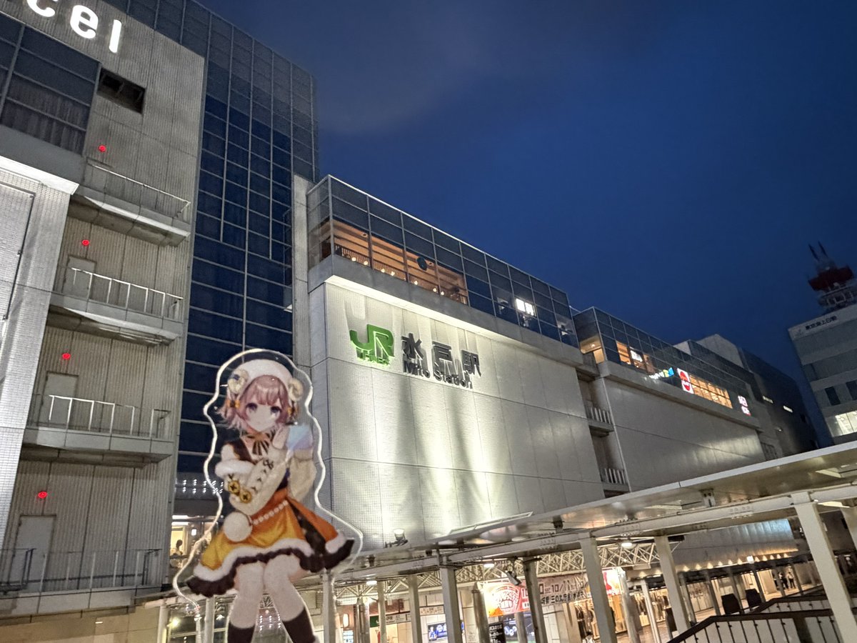 amu_yagi's tweet photo. 水戸黄門像の前は演説してたのでナさんには駅前のルーフに座ってもらいました
#おすわりななもな https://t.co/oFsku8mhif