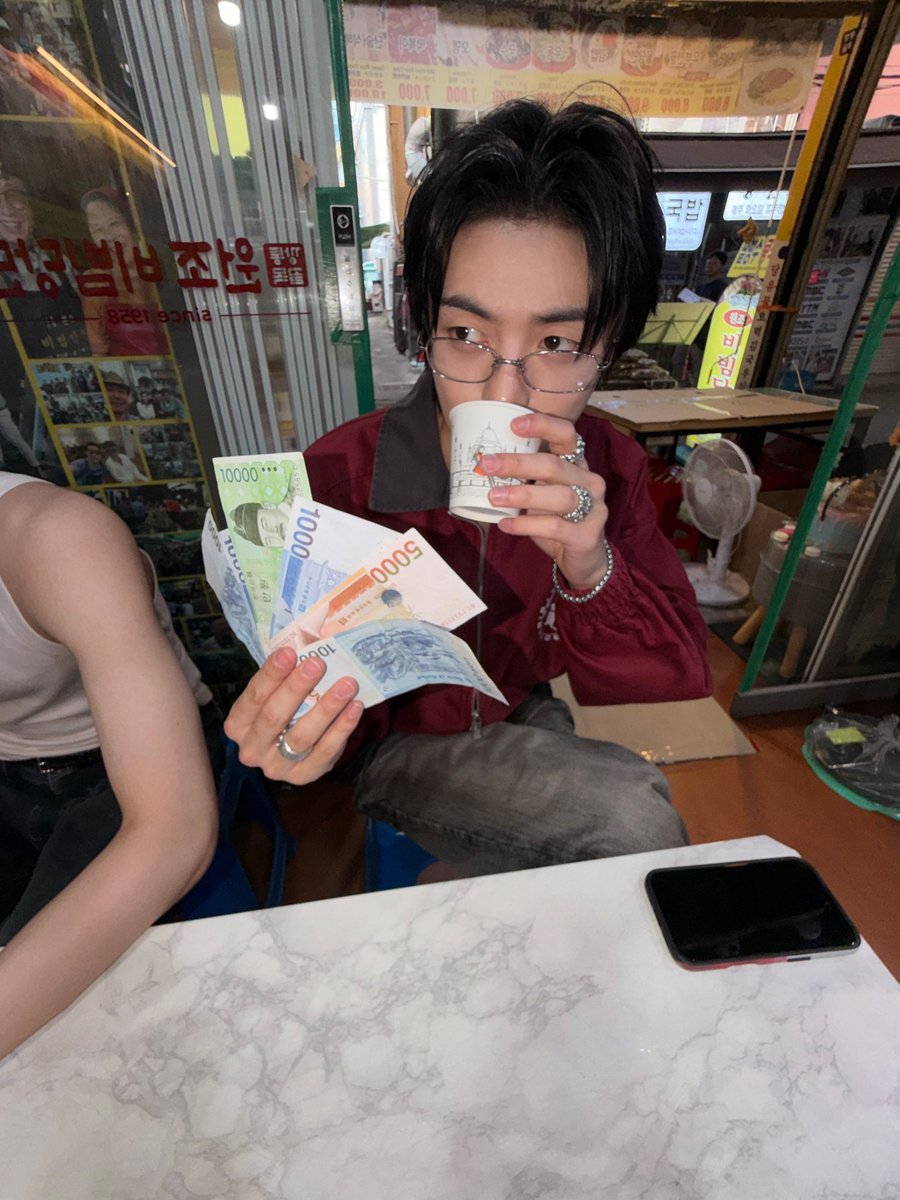 kitowonni's tweet photo. 일확천금을 꿈꾸며 도박장에 입성한 타짜 같네(전재산 : 만구천원) https://t.co/z3SFeKubv6