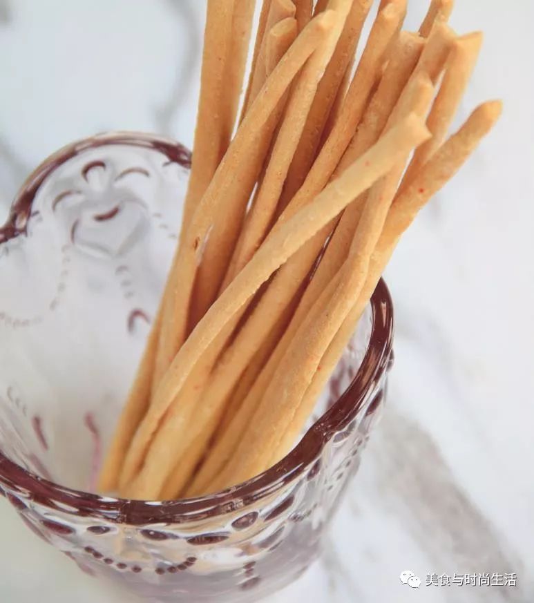 IeshaKenoulf's tweet photo. Just found the BEST salted egg yolk crispy sticks—crunchy, savory, and so addictive! Swipe to see me hiding the half pack from my roommate  Who’s your go-to snack for lazy afternoons #SnackTime #Foodie https://t.co/Vm9gySbTsn