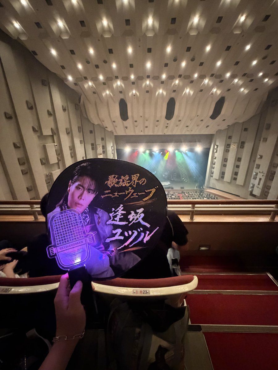 stitchaaaaaa071's tweet photo. 宴ジョイン2026にお邪魔させていただきました！
小柳さんの素敵な歌唱から、逢坂ユヅルで一気に落ちて（本人談）、まさとし先輩のノールック三線に驚きを隠せないままアンコール‼️
水谷さん開催ありがとうございます！
ユヅル千秋楽お疲れ様！
Let's success✌️うちわ作るの楽しい✌️
#宴ジョイン2026 https://t.co/JF8Aw6jgHB