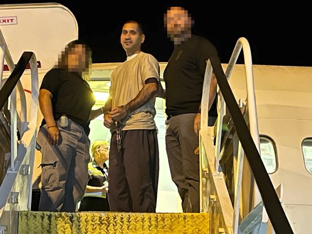 borderObserver's tweet photo. — 2 headlines — Newsom
— 2 headlines — Visa | H-1B
— 2 headlines — Cannabis
— 2 headlines — Asylum
— 2 headlines — Terrorist | Revoke | Stashing

2 headlines with the keyword ICE
https://t.co/NTthD7PXRk https://t.co/oSxiJvSkpq