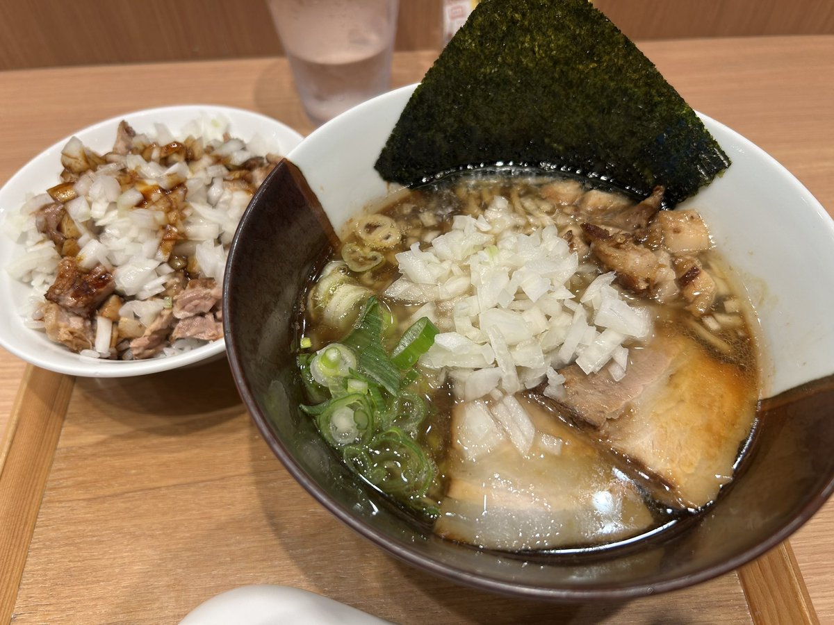 afZErqe2YgmVD70's tweet photo. #ラーメンWalkerキッチン
 
#柏濃麺や39名 さん（2回目）
🍜柏ブラック
🍚ライスオブTAKEOKA

めちゃくちゃ #うまーみん 👍
ご馳走さまでした🙏

明日も行っちゃおうかな🍜 https://t.co/FvaVSwaKxE