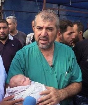 mahmoudaleila's tweet photo. حسبنا الله ونعم الوكيل
اغتالت طائرات الاحتلال قبل قليل "بصير البرش" نجل الدكتور منير البرش، ليلتحق بشقيقته الحافظة لكتاب الله التي اغتالها الاحتلال في بداية الحرب.
لم يكتفوا بقتل ابنة د منير بداية الحرب، فحاولوا اغتياله.. فأصابوه.. لكنه عض على جراحه وعاد لتأدية واجبه الإنساني في الحرب، ومكث في شمال غزة وبقي محاصرًا فيها رافضا النزوح وترْك مرضاه.

أمثال منير البرش لو كانوا في مكانٍ آخر لخلّدوا بطولاته في الجامعات وبطون الكتب عبر الأجيال.. لكن حسبه أنّنا لن ننسى عظيم فعله، وسيأتي يوم تقرأ فيه الأجيال عن سيرته العظيمة وتضحياته الكبيرة.

دعواتكم له أن يصبره الله ويجبر كسر قلبه.