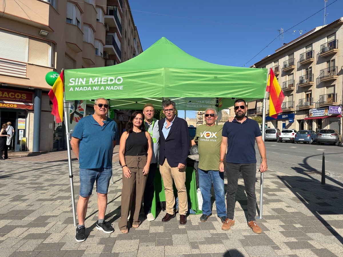 FranCoboNavarro's tweet photo. Hoy con los compañeros de La Roda en una mesa informativa. 
Estar en la calle y escuchar a nuestro vecinos,  es lo que nos hace conocer  de primerísima mano los asuntos que realmente les  preocupan. https://t.co/FjHfsAoBmC