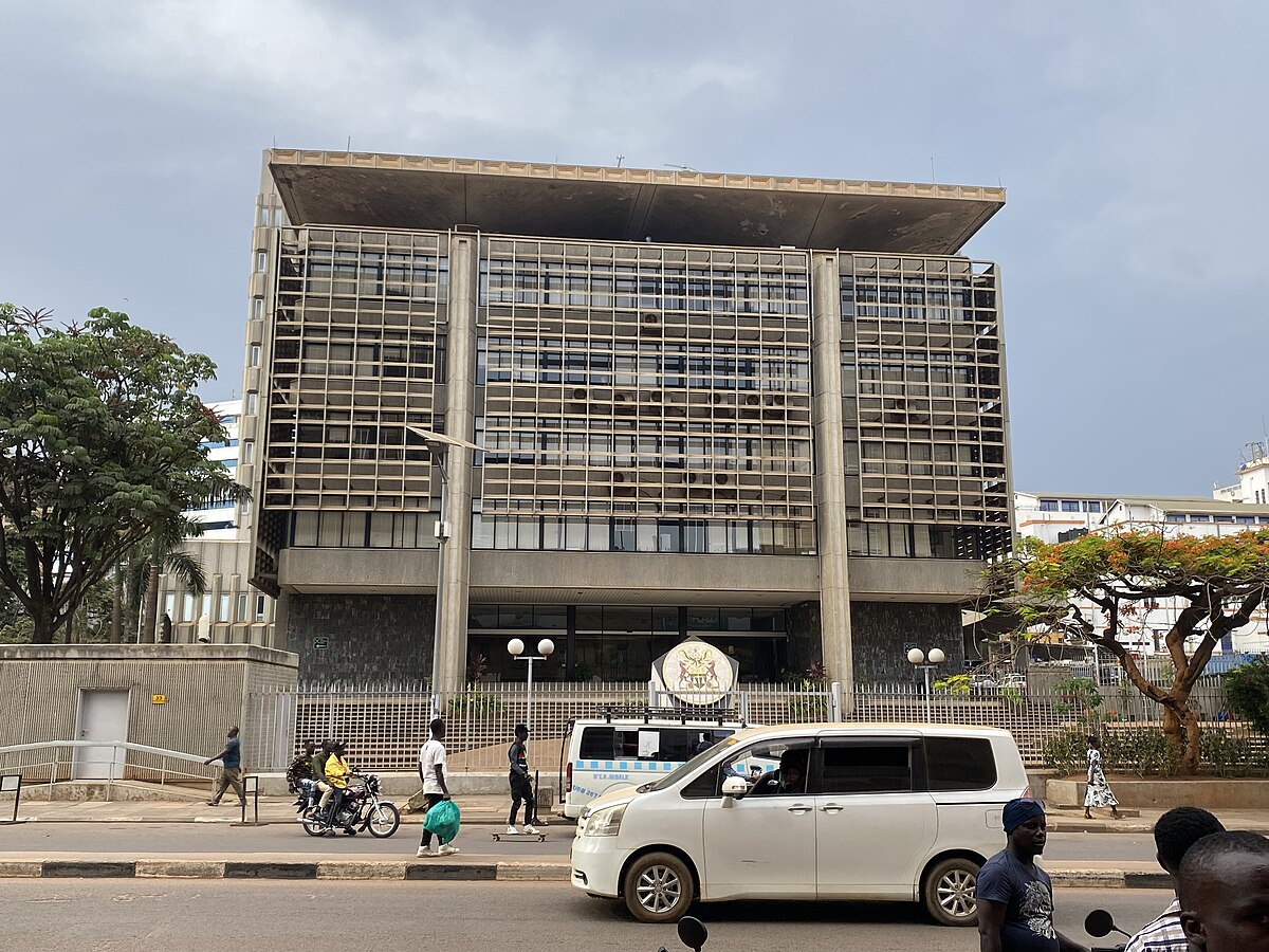 OmutakaW's tweet photo. Bonus Story #9:

What's happening to the Ugandan shilling against the dollar? 🤔
Anyway, here are the scandals that rocked Bank of Uganda. 🇺🇬🪙

A THREAD 🧵 https://t.co/ppIicwOxLL