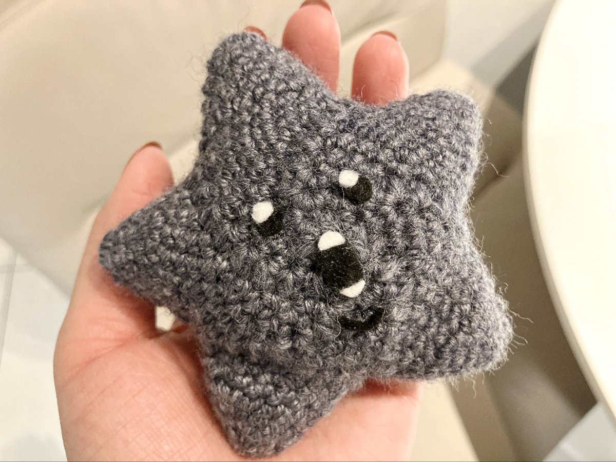 cfcf9zm's tweet photo. 夫のために、ちいかわの『黒い流れ星』を編みました🩶
ｵｷｼ...
#ちいかわ
#編みぐるみ https://t.co/UkW8KUyj2C