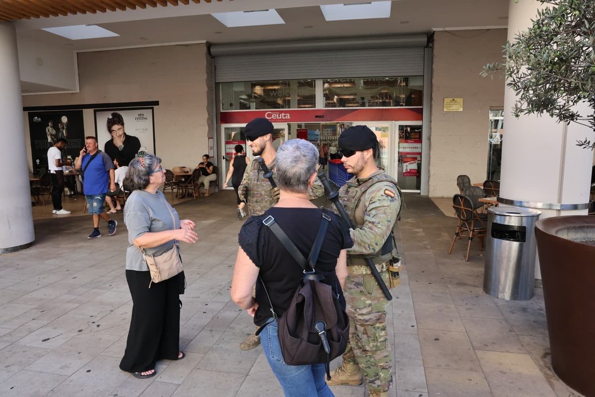 EMADmde's tweet photo. 🇪🇸 Las unidades de la Comandancia General de Ceuta interactúan con la ciudadanía y las organizaciones para asegurarse de que pueden llevar a cabo sus cometidos diarios con la máxima eficacia.
Nuestros militares continúan con sus labores en apoyo a las Fuerzas y Cuerpos de Seguridad del Estado en la ciudad autónoma española. 

#MOPS @EjercitoTierra @COMGECEU_ET @MCANA_ET