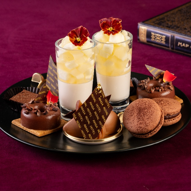 OZmall's tweet photo. シェフパティシエが世界中から厳選したショコラ🍫を味わう優雅なアフタヌーンティー☕
多彩な食感と香りが織りなす極上のスイーツで楽しむ贅沢なひととき🥰✨ https://t.co/wwiscaWuPm