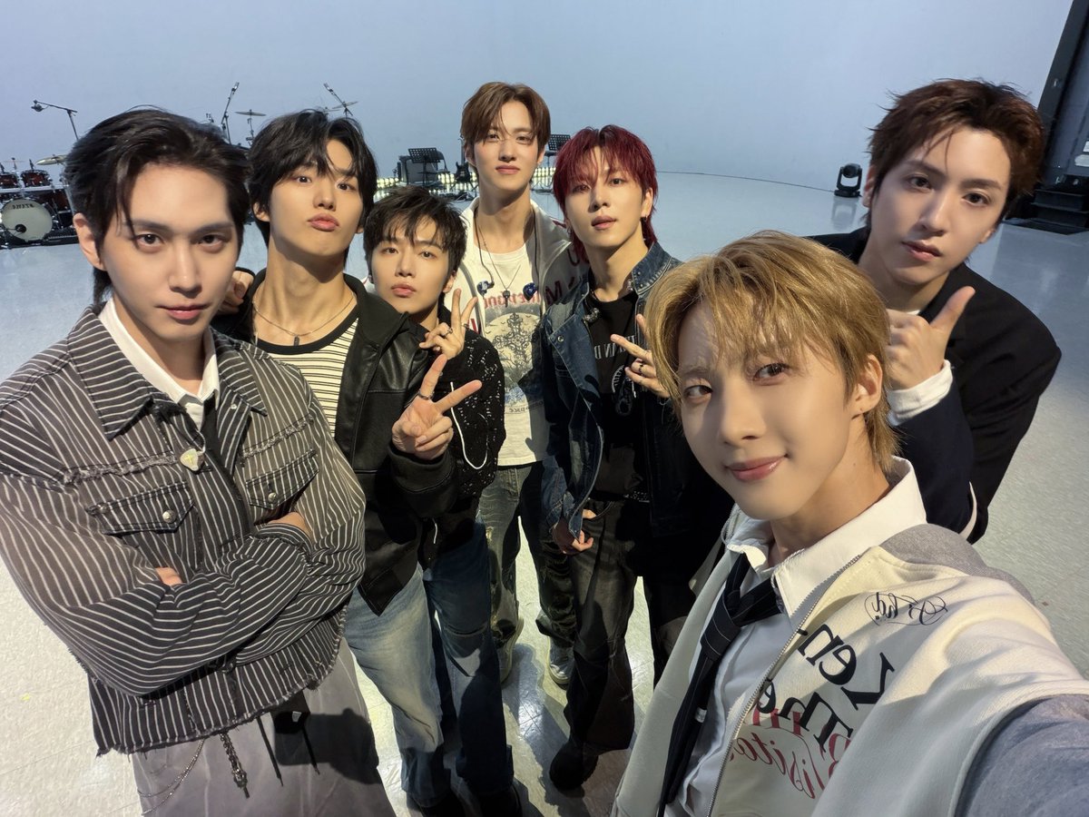 CUBE_PTG's tweet photo. [📸] @ #잇츠라이브

펜타곤 + 잇츠라이브 = 필승조합✨
밴드 ver '겁쟁이’ 미.쳤.다 (P)

#펜타곤 #PENTAGON
#겁쟁이
#PENTAGON_10th_Anniversary https://t.co/va5TGUiIbQ