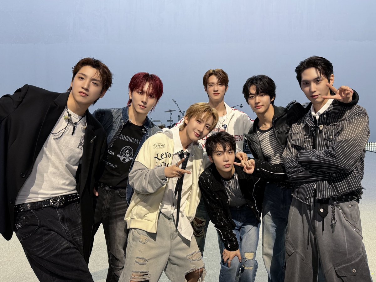 CUBE_PTG's tweet photo. [📸] @ #잇츠라이브

펜타곤 + 잇츠라이브 = 필승조합✨
밴드 ver '겁쟁이’ 미.쳤.다 (P)

#펜타곤 #PENTAGON
#겁쟁이
#PENTAGON_10th_Anniversary https://t.co/va5TGUiIbQ