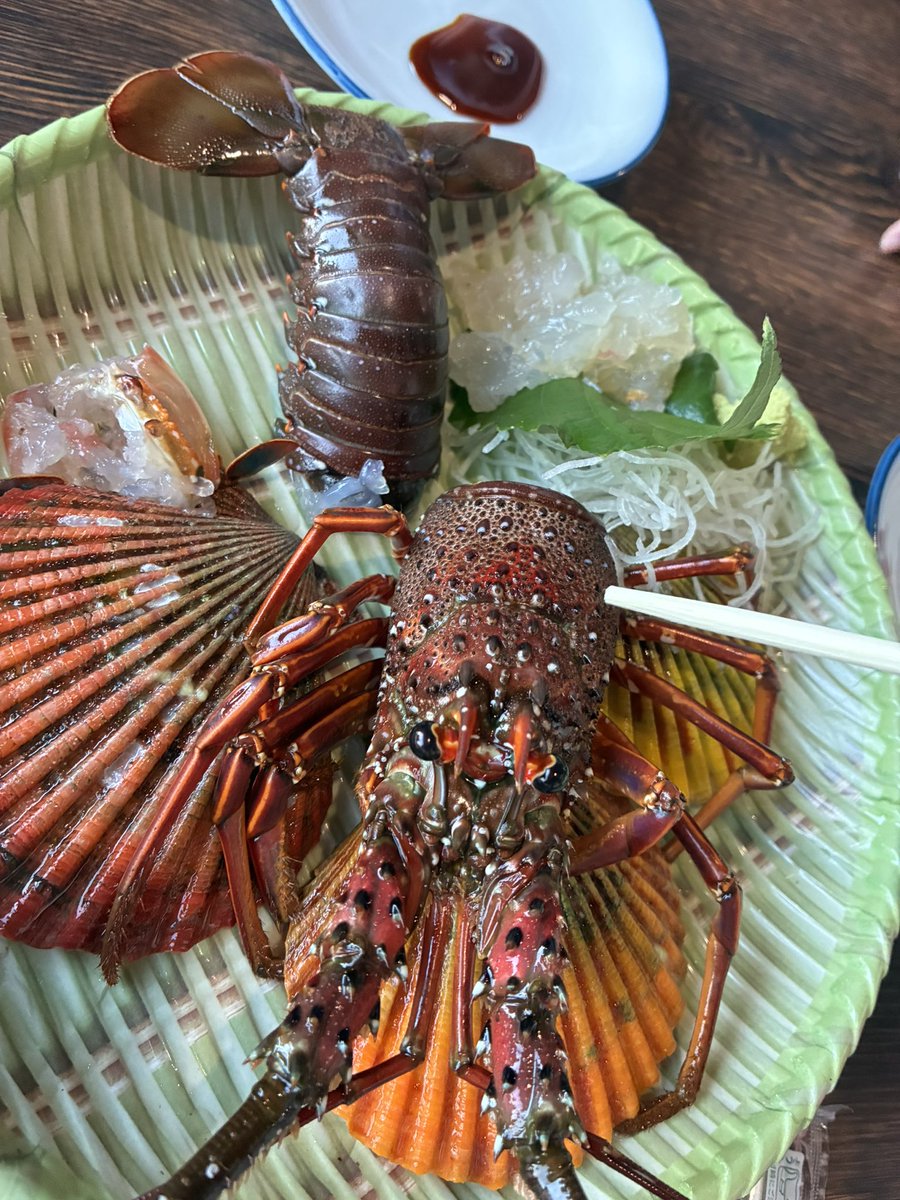 aky9292's tweet photo. 伊勢海老めちゃくちゃ美味しかった✨
母と妹が��たので夜ご飯をプレゼント🎁
海鮮丼も美味しかったぁ✨✨

飯テロじゃー！
うはははは

#ARiVE https://t.co/70V4Kw4xV6