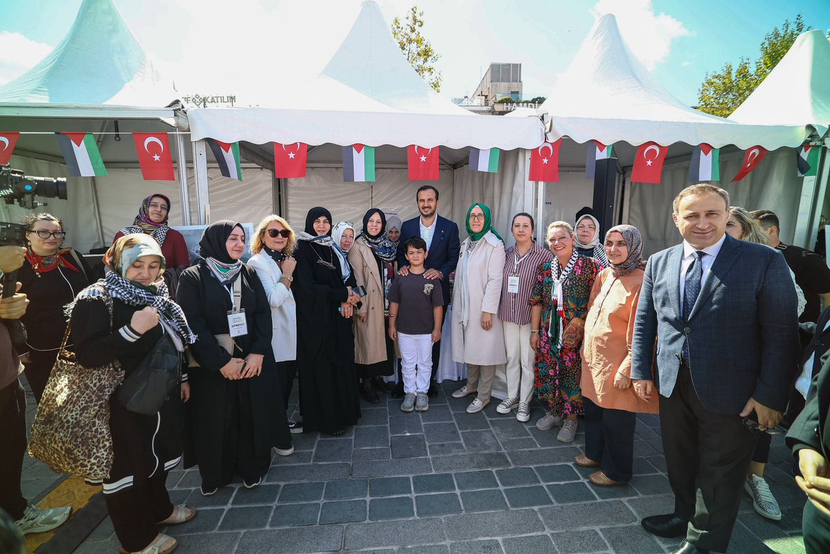 abdullahozdemir's tweet photo. Nehirden Denize Özgür Filistin 🇹🇷🇵🇸

AK Parti İstanbul İl Kadın Kolları Başkanlığımızın düzenlediği "İstanbul'un Anneleri Gazze'nin Çocuklarıyla" hayır çarşısı, sadece bir yardım organizasyonu değil; yüreği coğrafyaları aşan annelerin, çaresizliğe karşı kurduğu sessiz ama güçlü bir direniş köprüsü oldu. 

İl Kadın Kolları Başkanımız Sayın @salihademirer ve ekibine bu derin duyarlılıkları, emekleri ve iyiliğin sesi oldukları için teşekkürlerimi sunuyorum. 

📍Eminönü Meydanı
