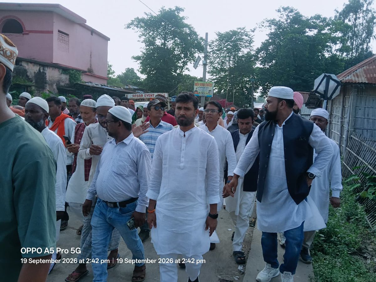 AAPBihar's tweet photo. आज आम आदमी पार्टी, बिहार के प्रदेश अध्यक्ष श्री राकेश यादव जी ने किशनगंज पहुँचकर पार्टी के वरिष्ठ नेता एवं किशनगंज लोकसभा के पूर्व प्रत्याशी आदरणीय अलीमुद्दीन अंसारी जी के सुपुर्द-ए-खाक में शामिल होकर उन्हें भावपूर्ण श्रद्धांजलि अर्पित की।

अलीमुद्दीन अंसारी जी का निधन पार्टी व उनके परिवार के लिए अत्यंत दुःखद एवं अपूरणीय क्षति है। उनके निधन से आम आदमी पार्टी, बिहार ने अपने एक समर्पित एवं वरिष्ठ साथी को खो दिया है।

इस दुःख की घड़ी में श्री राकेश यादव जी ने शोकाकुल परिवार से मिलकर अपनी गहरी संवेदनाएँ व्यक्त कीं तथा उन्हें ढांढस बंधाया।

ईश्वर दिवंगत आत्मा को अपने श्रीचरणों में स्थान प्रदान करें एवं शोकाकुल परिवार को इस अपार दुःख को सहन करने की शक्ति दें।

ॐ शांति। 🙏🏻