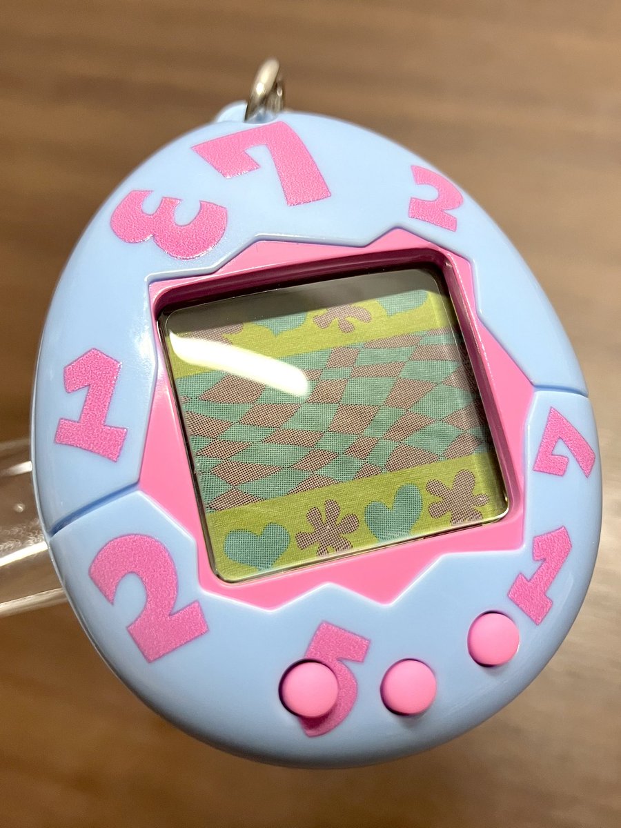 tamagotchinikki's tweet photo. 第一弾が到着した！
懐かしの再現パッケージがアツい。

本体のプリント比較。３枚目は左から、当時物・20しゅーねん・オリたま。

専門知識に乏しく分からないのだが、何というか、オリたま特有のネイルシールみたいなプリント…。技法の違い？ https://t.co/e9u0iPl0Il