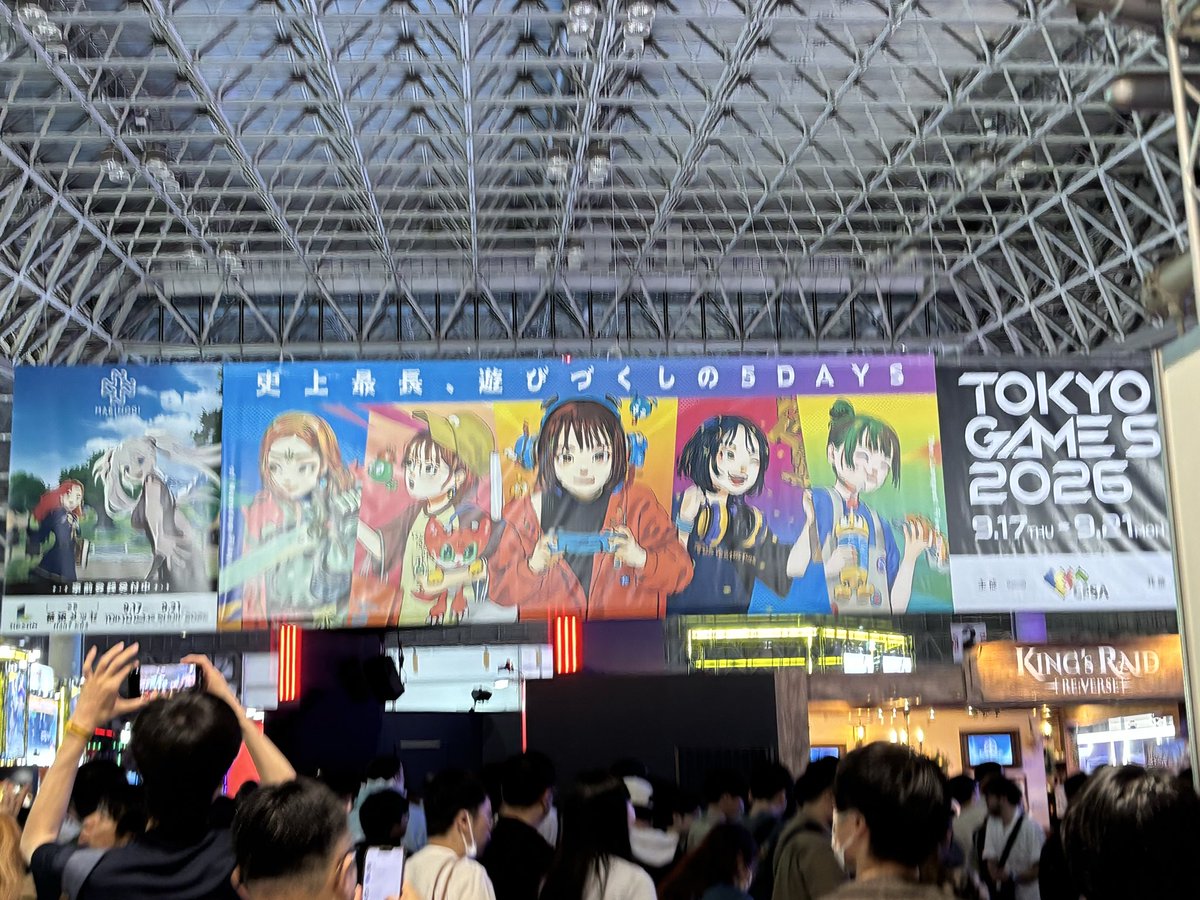 takesho0415's tweet photo. TGS2026から帰ってきたー！でも1つ言いたい事がある。

公式グッズ買う時に20分以上並んでからレジ前でしか売り切れ状況が分からないの何とかしてくれ！

時間の無駄、買えないのに無駄に並んでる人多すぎです。

せめて並ばなくてもいいように並ぶ前に分かる様にしてくれよ〜…… https://t.co/mWVZ55O6m9