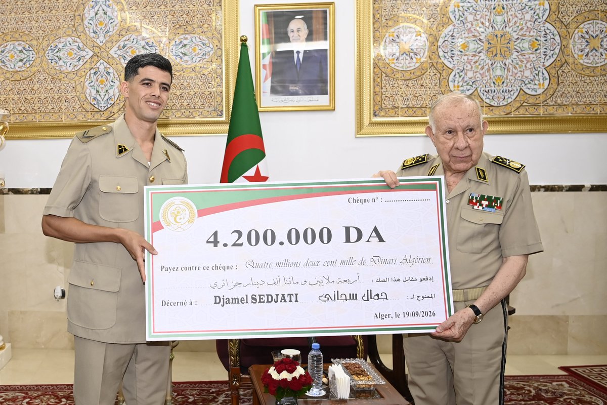 mdnGovDz's tweet photo. 🔴صور تكريم السيد الفريق أول السعيد شنڨريحة، الوزير المنتدب لدى وزير الدفاع الوطني، رئيس أركان الجيش الوطني الشعبي، لبطل العالم، العداء جمال سجّاتي.

#وزارة_الدفاع_الوطني_الجزائرية https://t.co/l6UbNhAhc9