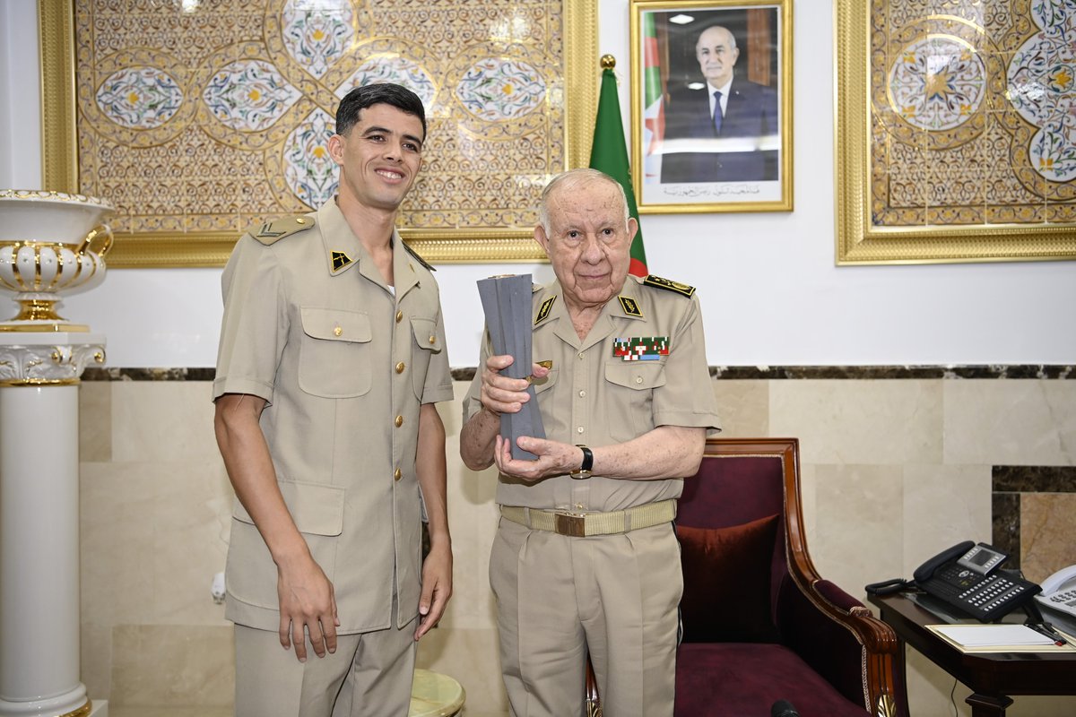 mdnGovDz's tweet photo. 🔴صور تكريم السيد الفريق أول السعيد شنڨريحة، الوزير المنتدب لدى وزير الدفاع الوطني، رئيس أركان الجيش الوطني الشعبي، لبطل العالم، العداء جمال سجّاتي.

#وزارة_الدفاع_الوطني_الجزائرية https://t.co/l6UbNhAhc9
