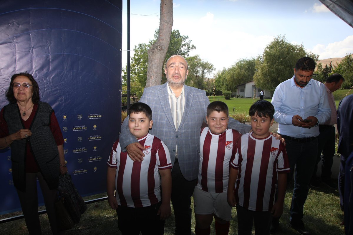 ejderacikkapi's tweet photo. Birlikteysek güçlüyüz, birlikteysek daha kararlıyız. 🇹🇷

📍 Sivrice

İl Başkanımız Sayın Sencer Selmanoğlu, Milletvekilimiz Sayın Prof. Dr. Erol Keleş, Elazığ Belediye Başkanımız Sayın Şahin Şerifoğulları, belediye başkanlarımız, Gençlik ve Kadın Kolları Başkanlarımız, ilçe başkanlarımız, üç kademe teşkilatımız ve kıymetli hemşehrilerimizin katılımıyla Sivrice Teşkilat Motivasyon Buluşmamızı gerçekleştirdik.

Birlik ve beraberliğimizi pekiştirdiğimiz, teşkilatımızın heyecanını ve enerjisini hep birlikte paylaştığımız güzel bir buluşma oldu.

Katılım sağlayan tüm dava ve yol arkadaşlarımıza, gönüldaşlarımıza ve hemşehrilerimize teşekkür ediyorum.