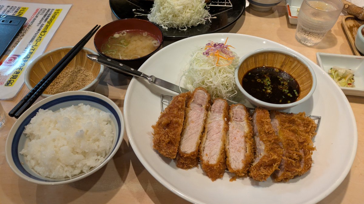 konachan57's tweet photo. 友達と豚カツ食べに行った🐷🥩 https://t.co/U7k3z2y2cl
