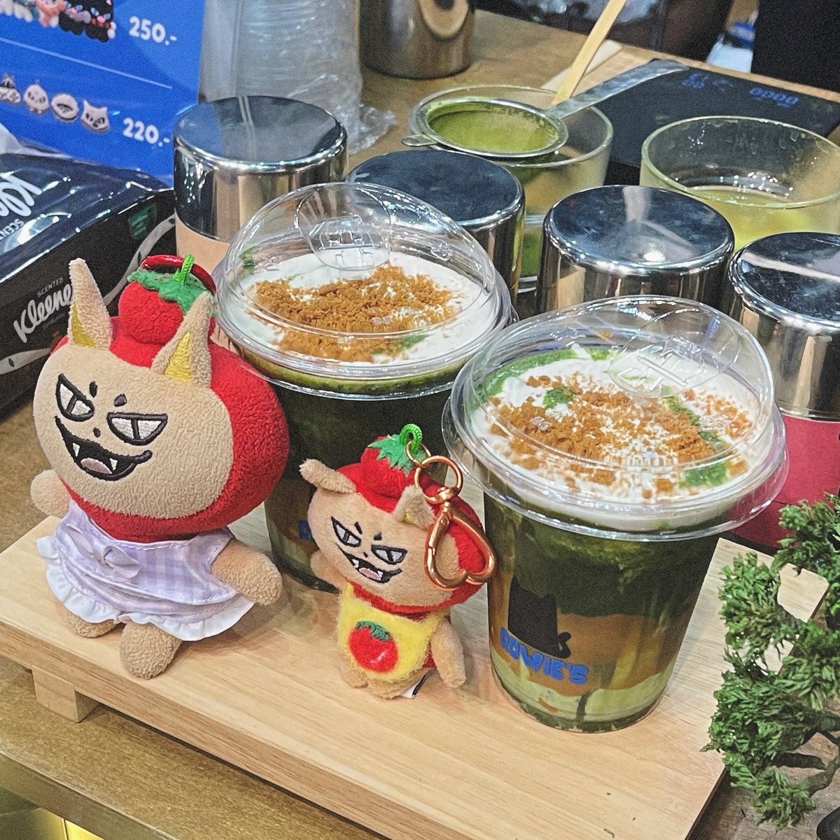 mademybabe's tweet photo. ได้มาลองแย้วววว ROWA NUA คือนัวร์สมชื่อ เริ่ดเลยล่ะ อร่อยมว้ากกกก แสงออกปาก ครีมข้างบนโคตรจะจึ้งทุกอย่างลงตัว นี่ไม่ได้สายมัทฉะเลยแต่กินได้อร่อยมาก เดินถือเลยร้านมานิดนึงมีคนถามด้วยว่าร้านไหน น่ากิน แล้วเค้าก็เดินไปสั่งเลย ป๋มขายสุดๆ (🍵💙💚)
( #RowiesCoffee ; #RowaMatcha ) https://t.co/D79fGpApkw