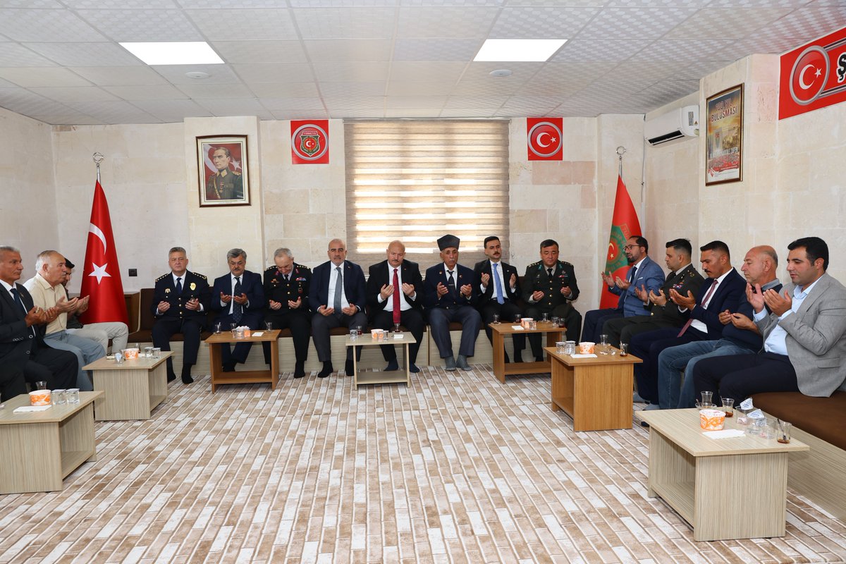 adiyamangovtr's tweet photo. 📍 Şehit Aileleri ve Gaziler Derneği

Valimiz Sayın Abdullah Küçük, ilimiz Milletvekili Sayın Hüseyin Özhan ve il protokolümüz ile birlikte, 19 Eylül Gaziler Günü dolayısıyla aynı binada hizmet veren Türkiye Harp Malulü Gaziler, Şehit Dul ve Yetimleri Derneği ile Türkiye Muharip Gaziler Derneği Adıyaman Şubesini ziyaret ederek, şehit ailelerimiz ve kahraman gazilerimizle bir araya geldi.

Bu toprakları vatan, bu bayrağı bayrak yapan; gerektiğinde canını ortaya koymaktan bir an olsun çekinmeyen kahraman gazilerimiz, milletimizin gönlünde daima müstesna bir yere sahiptir.

Bu anlamlı günde, vatanımız, bayrağımız ve mukaddes değerlerimiz uğruna canını ortaya koyan tüm kahraman gazilerimizin 19 Eylül Gaziler Günü’nü kutluyor; başta Gazi Mustafa Kemal Atatürk ve kahraman ecdadımız olmak üzere ebediyete irtihal eden gazilerimizi ve aziz şehitlerimizi rahmet, minnet ve sonsuz şükranla anıyoruz.