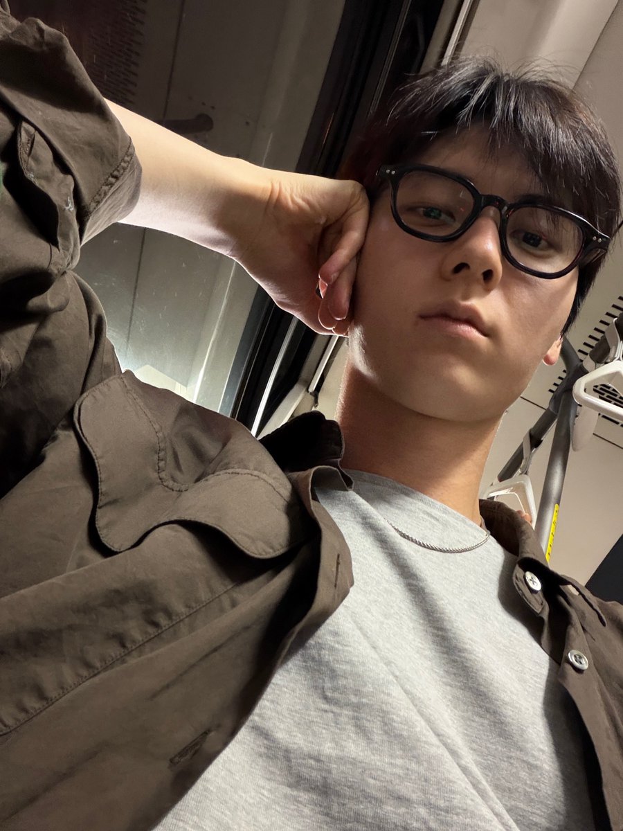 O9O8_'s tweet photo. 네 너무세요(?) 민현님 https://t.co/qIBugHoqnY
