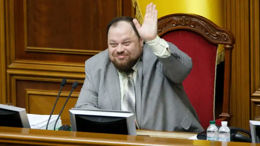 pogrebeckij's tweet photo. "Важка" зима на паузі. Захист енергооб'єктів на паузі. Війна на паузі.
ВР пішла на 26-денну перерв�� на тлі проблем із фінансуванням. Пленарних засідань не буде до 13 жовтня.
Коли Зеленський буде брехати про те, що нам не дають гроші наші партнери і тому нам нема за що воювати і платити соціальні виплати, знайте та передайте іншим:
Верховна Рада Зеленського, його більшість не виносить на голосування Зако��и зі списку обов'язкових (!) до прийняття як для євроінтеграції, так і для отримання фінансової допомоги від ЄС:
1. Реформа Генеральної прокуратури та відбір прокурорів. Повний провал у голосуванні. Рада фактично проігнорувала вимоги ЄС поновити прозорі конкурсні призначення на керівні посади в Офісі генпрокурора, регіональних та окружних прокуратур.
2. Повноцінна реформа ДБР: Законопроект про реформування Державного бюро розслідувань досі не ухвалено. У Раді затягують процес, що може призвести до збереження політично залежного керівництва Бюро за ст��рими процедурами.
3. Зміни до Кримінального процесуального кодексу: Вимога ЄС включала остаточне скас��вання так званих «правок Лозового» (автоматичне закриття справ через строки розслідування до повідомлення про підозру) та збільшення строків давності щодо корупційних злочинів. Комплексні зміни буксують у профільних комітетах.
4. Незалежні судові експертизи для НАБУ: Законопроект, який би гарантував НАБУ створення власної незалежної експертної служби, не проголосований.
5. Міжнародні експерти у ВККС: Законопроект №13382 щодо залучення незалежних міжнародних експертів до конкурсної комісії Вищої кваліфікаційної колегії суддів лежить без руху.
6. Дек��арації доброчесності суддів: Хоча Рада й ухвалила законопроект №13165-2, але Парламент свідомо виключив перевірку суддів Верховного суду із залученням міжнародних експертів, через що норма вважається невиконаною від��овідно до стандартів ЄС.
Незважаючи на зміну Кабінету міністрів та відставання від графіків, зобов'язання щодо «плану Качки-Коса» автоматично перейшли до першого переговорного кластеру з ЄС («Fundamentals»). Це означає, що Верховній Раді все одно доведеться повернутись до голосування за ці закони у жорсткій редакції, оскільки вони стали обов'язковою умовою для євроінтеграції України.