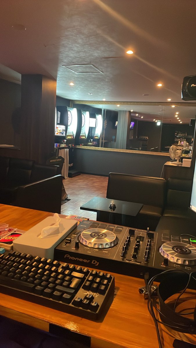 BORDERLESS_ROOM's tweet photo. 🍸「飲むだけのBAR」じゃ、ちょっと物足りない。

東心斎橋の【BORDER BREAK】なら、
飲んで🎯ダーツして🎤歌って🎧DJまで体験・練習できる！

しかもお酒は種類豊富＆リーズナブル。
ふらっと1杯も、ガッツリ遊ぶ夜も大歓迎。

今夜の遊び場、BORDER BREAKで🍻

#心斎橋ダーツバー
#なんばダーツバー https://t.co/M0z85OUC3V