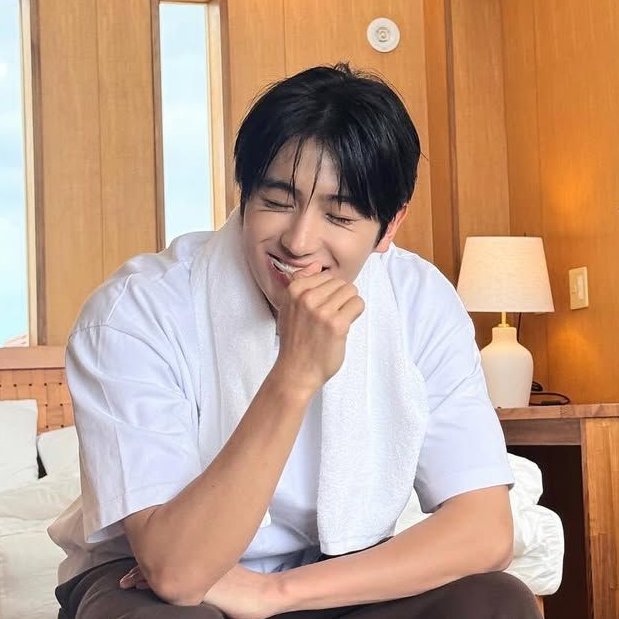 ggogmul's tweet photo. 얼마 전에 산 토스트기가 고장난 거 같다고 하는 kyh
와서 ljh이 써보는데 ljh이 쓸 때는 잘만 됨
"괜찮은데?"하고 씻으러 가는 ljh
근데 씻는 동안 밖이 너무 조용하니까 kyh 뭐 하나 싶어서 가봤더니 부엌에서 저러고 있음
(웃참하던 거 들켜서 최종 등짝 엔딩) https://t.co/RqQiPXZLyf