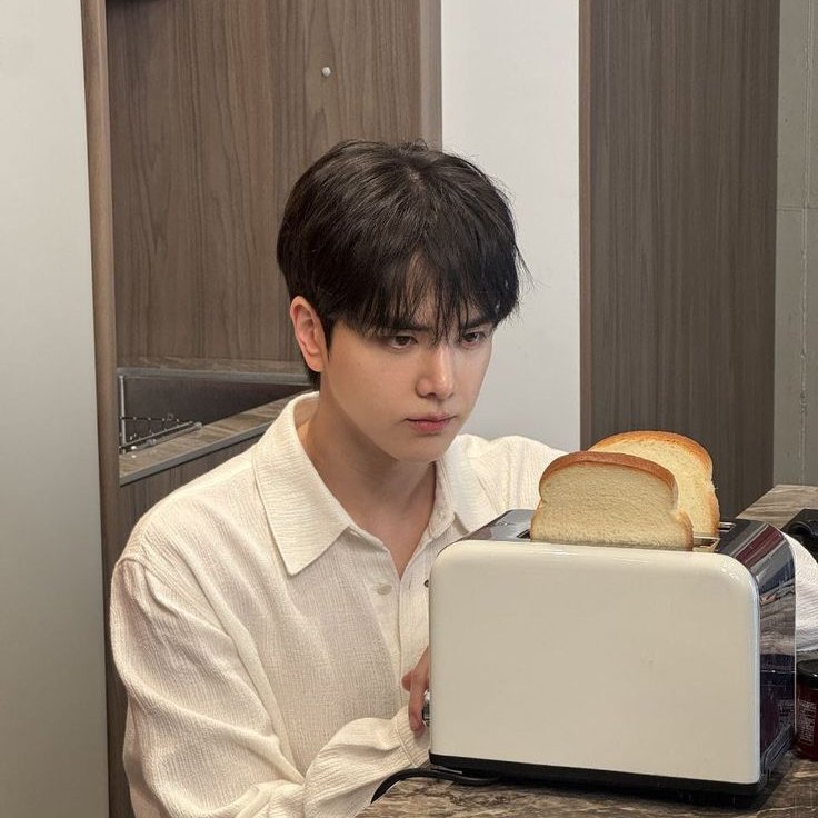ggogmul's tweet photo. 얼마 전에 산 토스트기가 고장난 거 같다고 하는 kyh
와서 ljh이 써보는데 ljh이 쓸 때는 잘만 됨
"괜찮은데?"하고 씻으러 가는 ljh
근데 씻는 동안 밖이 너무 조용하니까 kyh 뭐 하나 싶어서 가봤더니 부엌에서 저러고 있음
(웃참하던 거 들켜서 최종 등짝 엔딩) https://t.co/RqQiPXZLyf