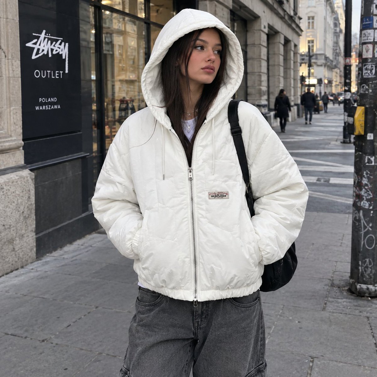 stussypoland's tweet photo. Biała kurtka z kapturem w nowoczesnym streetwearowym stylu. Sprawdź stylizacje i odkryj modny look inspirowany Stussy Polska.
#Stussy #StussyPolska #KurtkaStussy #Streetwear #StreetwearPolska #ModaUliczna #WhiteJacket #StreetStyle #UrbanStyle #FashionPolska https://t.co/ZtUxHIBqWp