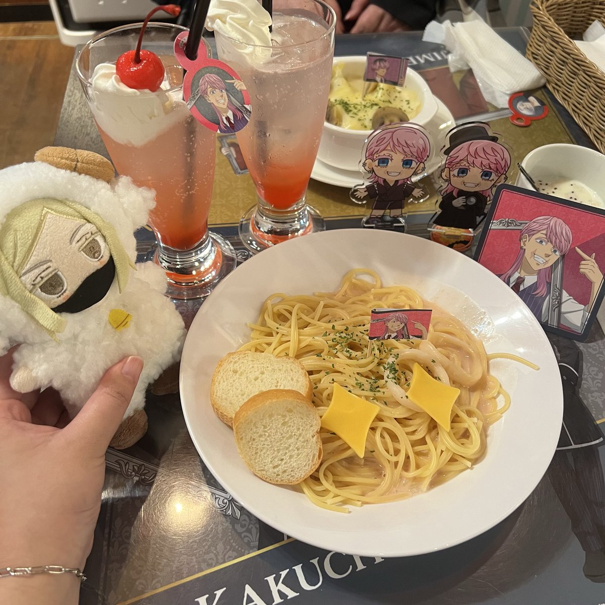 tyagama11's tweet photo. 東リベのプリカフェ行ってきました。いつも通り妹の付き添いですがまるで私が推しているかのような構図。アニメ新クール楽しみ！ https://t.co/WdqWdqa9YZ