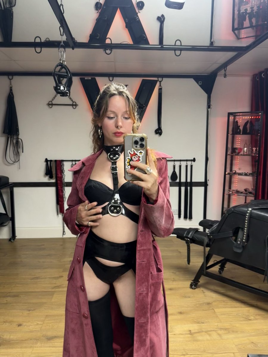 bbustingbella's tweet photo. Start your weekend off right.. 

Give me your balls to crush 😈💥

At @DSStudiohire 🖤 https://t.co/JbStm1KmAu