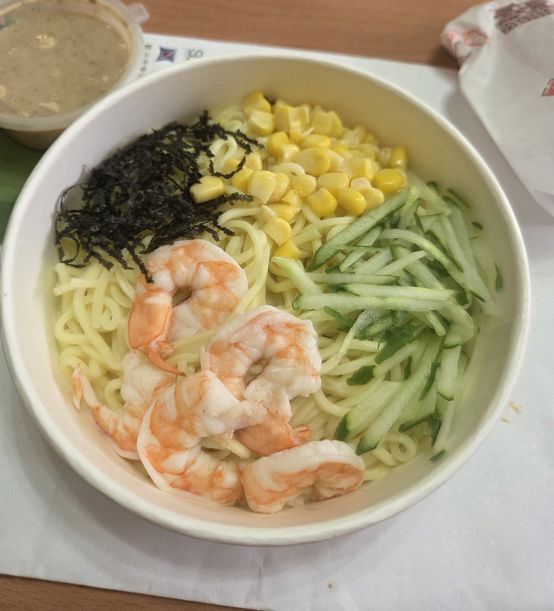 Fu_109215's tweet photo. 上班後發現大家都是高精力人
下班只想回家睡覺啊，一個月出門一次就差不多了 https://t.co/wE150ibWt2