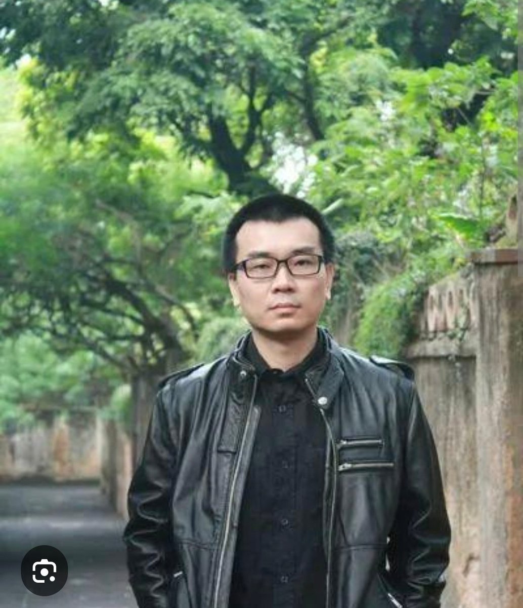 santoulang's tweet photo. 中国知名作家连岳在公众号上发文呛声新加坡：当下的新加坡是个下贱的国家

他说：“这个鼻屎一样大的国家，“国家”只是其假象，只要乱世一来，几分钟就能消灭掉。这种国家的“领导人”，来中国管理一个县，可能都管不明白，却口气那么大，老三老四，说夜郎自大都是夸他们。这种国家，在大争之世，只有一条活路，就是抱紧中国，看在祖坟还在中国，也在大量用中文，中国人再发达，也不会欺负你，也会留一口给你吃，但要像现在这样以下犯上，大逆不道，那就是自找死路。”

目前该文章阅读量已经十万加，上百人打赏