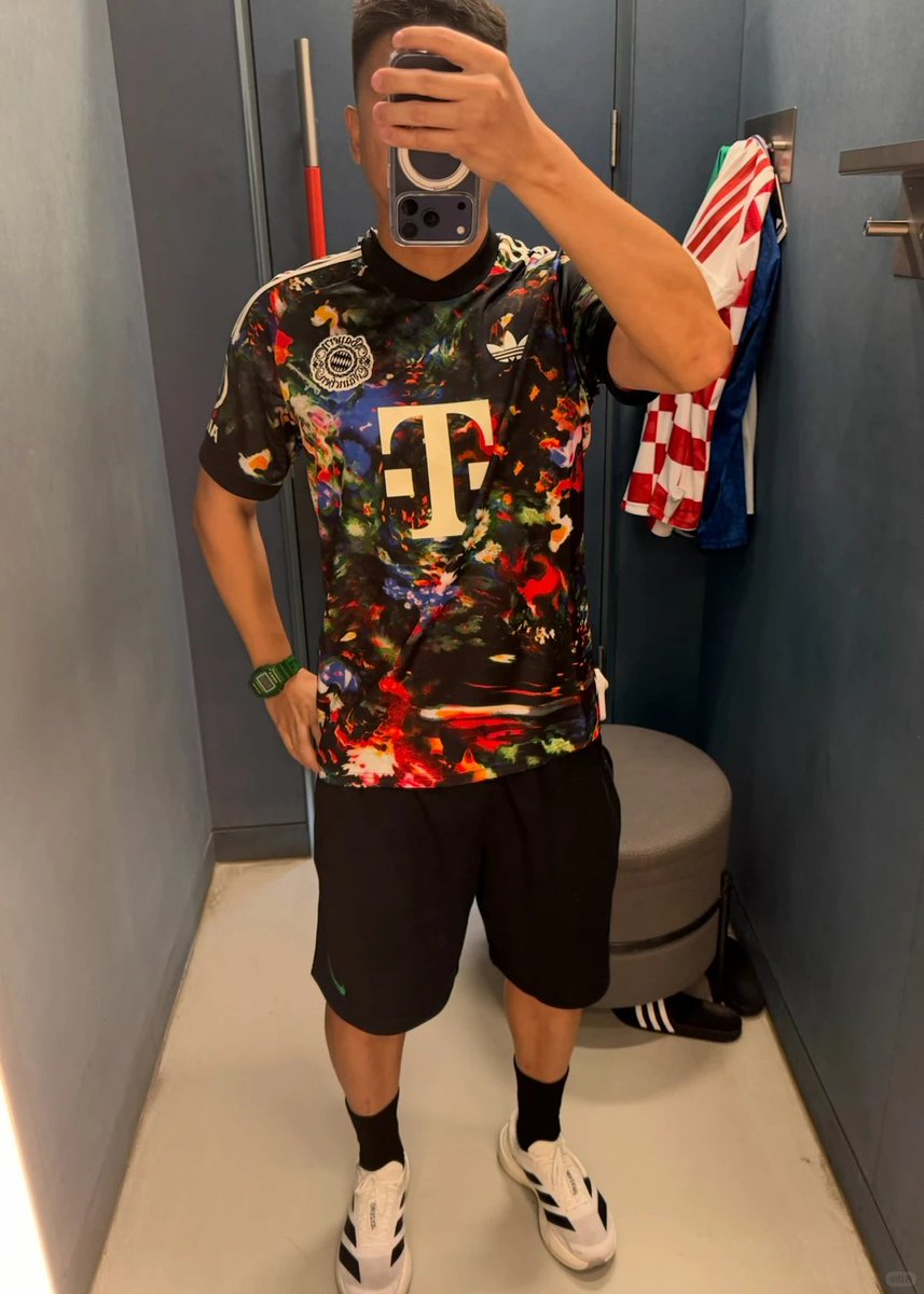 _kitsdo_7777's tweet photo. ¿Qué puntuación le darías a la camiseta del Bayern de Múnich para el Oktoberfest de este año, del 1 al 10? https://t.co/adwi2C5afS