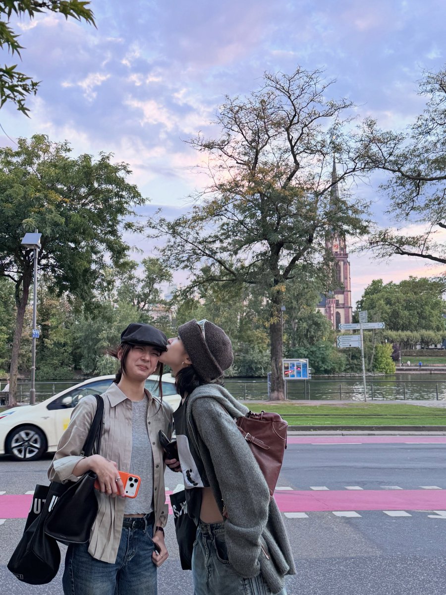 Bluebvrrie_el's tweet photo. Looks like the divorced couple is back together👀
#lia #ryujin #itzy https://t.co/NIP7OvwFBr