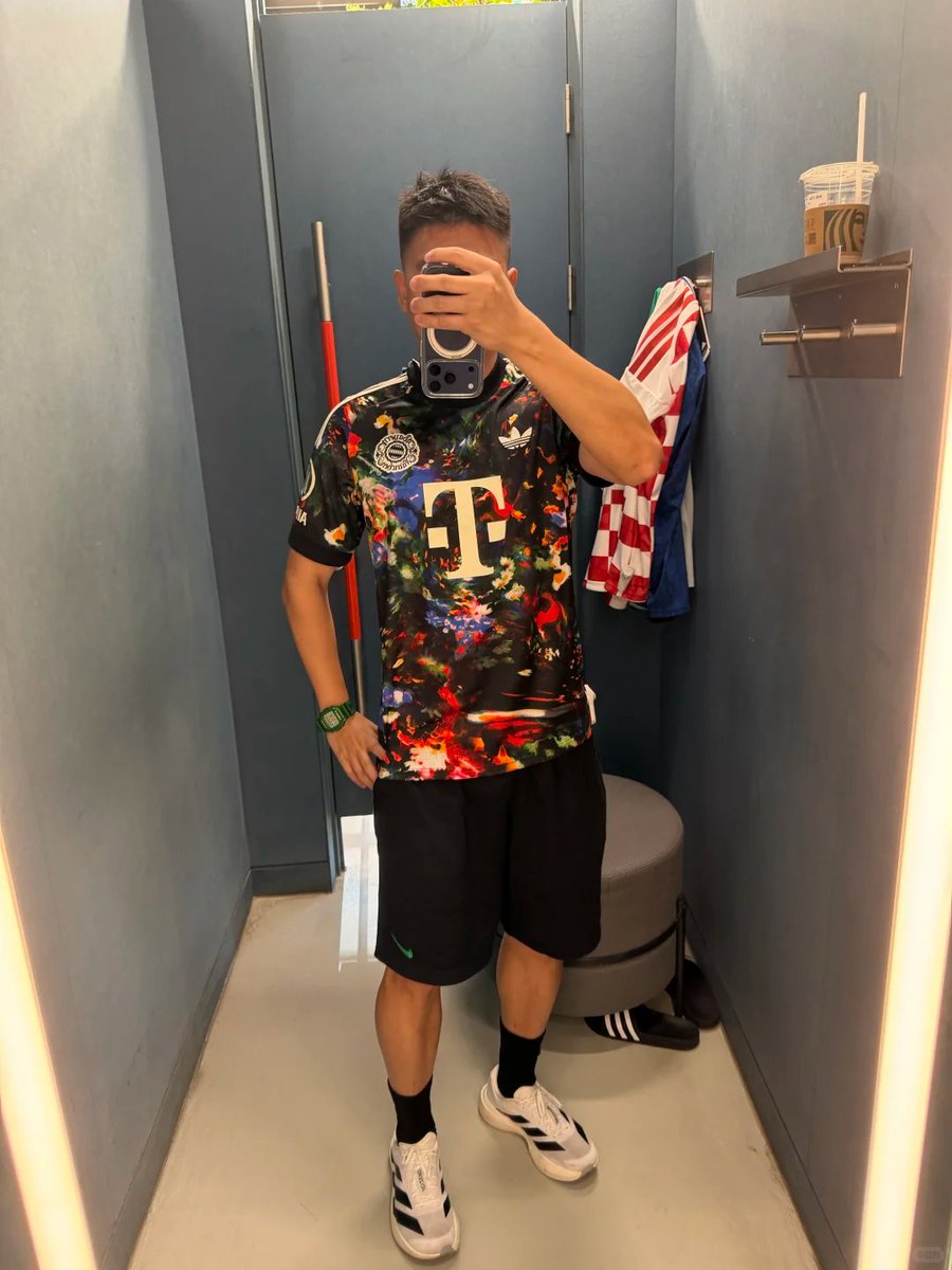 _kitsdo_7777's tweet photo. ¿Qué puntuación le darías a la camiseta del Bayern de Múnich para el Oktoberfest de este año, del 1 al 10? https://t.co/adwi2C5afS