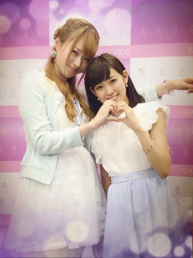 Namio_dao's tweet photo. AKBの写メ会ですか？

わい「うしろから腕枕していいですか！
(ハート以外接触しない天才合法ポーズ発明！！！！)」

みるきー「接触」

あの頃はいい時代だった(2014年)
みゆきちゃんすきすきずっと好き https://t.co/37FbHGvkHb