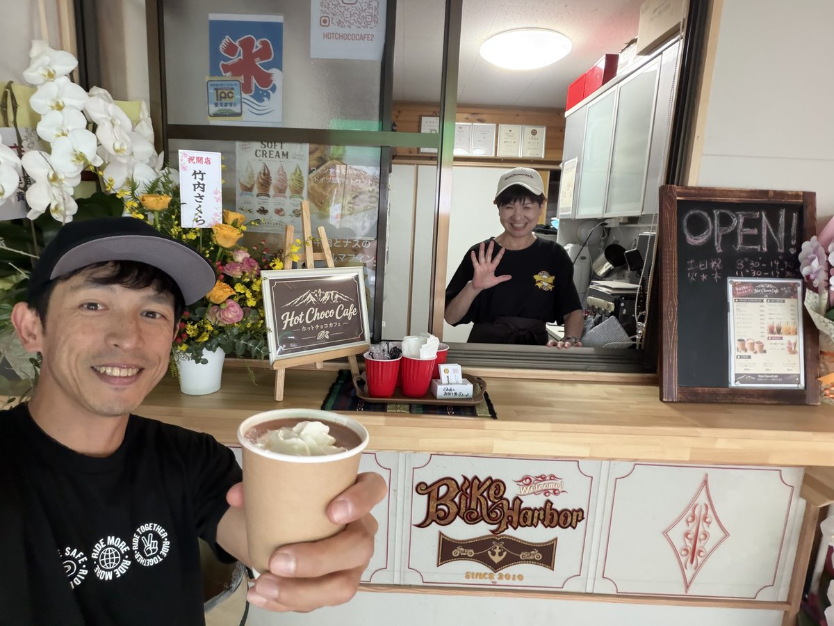 shinyomag's tweet photo. 本日9/19 グランドオープンしました阿蘇高森の #ホットチョコカフェ

だいぶ阿蘇は涼しくなりホットチョコレートも飲みたくなる時期！生クリームトッピングで

表から撮ると、この半分昭和な床屋さんが残ってるのがまた乙だ

さて明日のエンデューロ前の　#カフェレーサー村内A級 完了 https://t.co/AQwHvARv82
