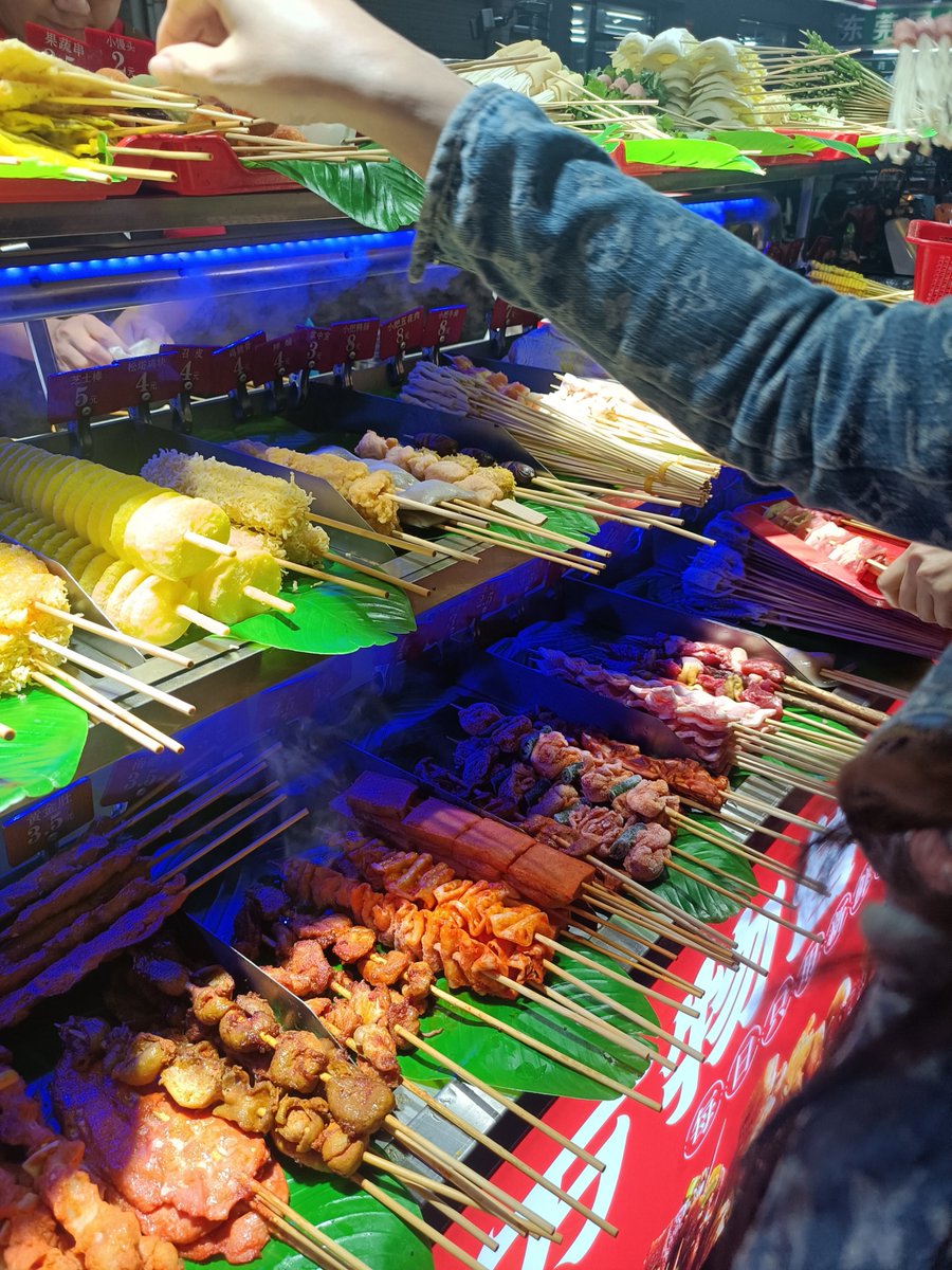 tc090459's tweet photo. Late-night snack hit: Crispy fried skewers loaded with cumin and chili, perfect for chasing away the cold night vibes! https://t.co/xe41zh9zaV