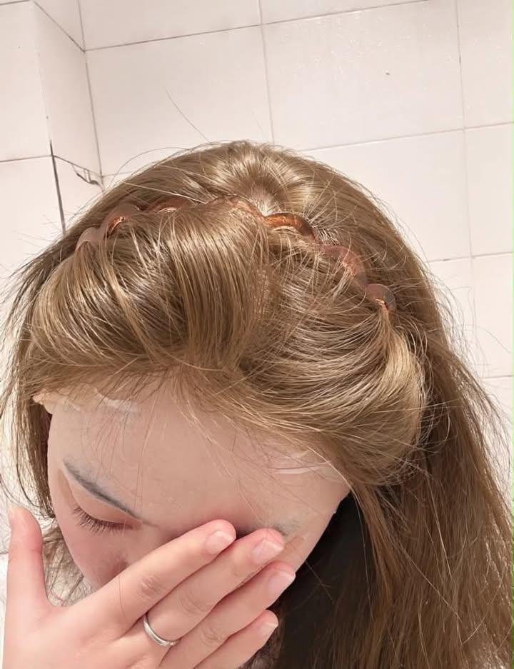 hanumputria20's tweet photo. MBAK GUARDIAN MAKASIH🥹 beneran penyelamat rambut item yang kulit kepala sensitif &amp; takut gatal merapat!
milk tea no bleaching ini ga perih samsek hasilnya GONG BGT💅🏻🤎 https://t.co/BlJmdDwXQV