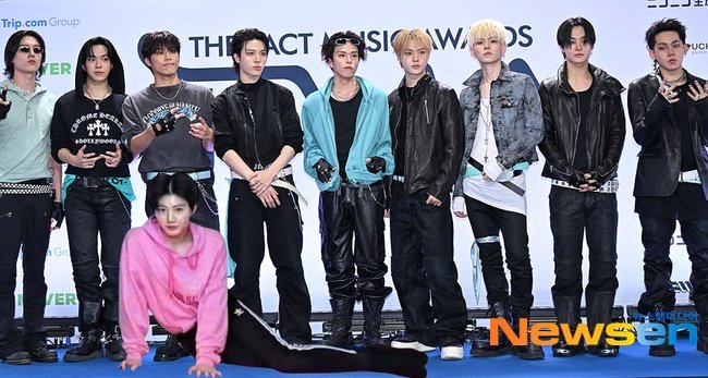 lielhoonies's tweet photo. Tadi red carpet nya ber10 kok bukan ber9 https://t.co/OZhag6far4