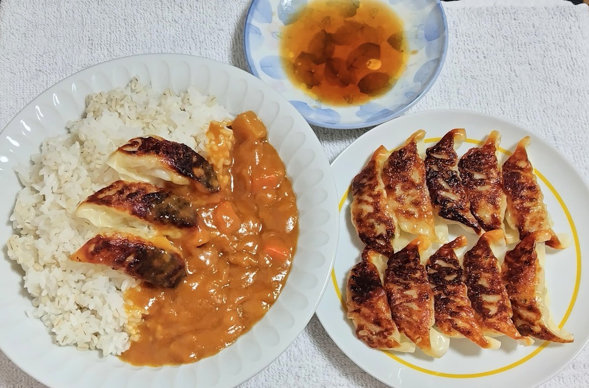 driht_3ecnaD's tweet photo. こんばんは🦉

みよしのさんではありませんが…

ぎょうざとカレーを作りました🥟🍛

おいしかったです❗

ラジオCMで何���か聴いたことがありまして
北海道は、まだ一度も行ったことがないので、北海道に着いた際に、いの一番でいただきたいです🥢

#ぎょうざ 
#カレー 
#ぎょうざカレー https://t.co/x8JxC1IZBf