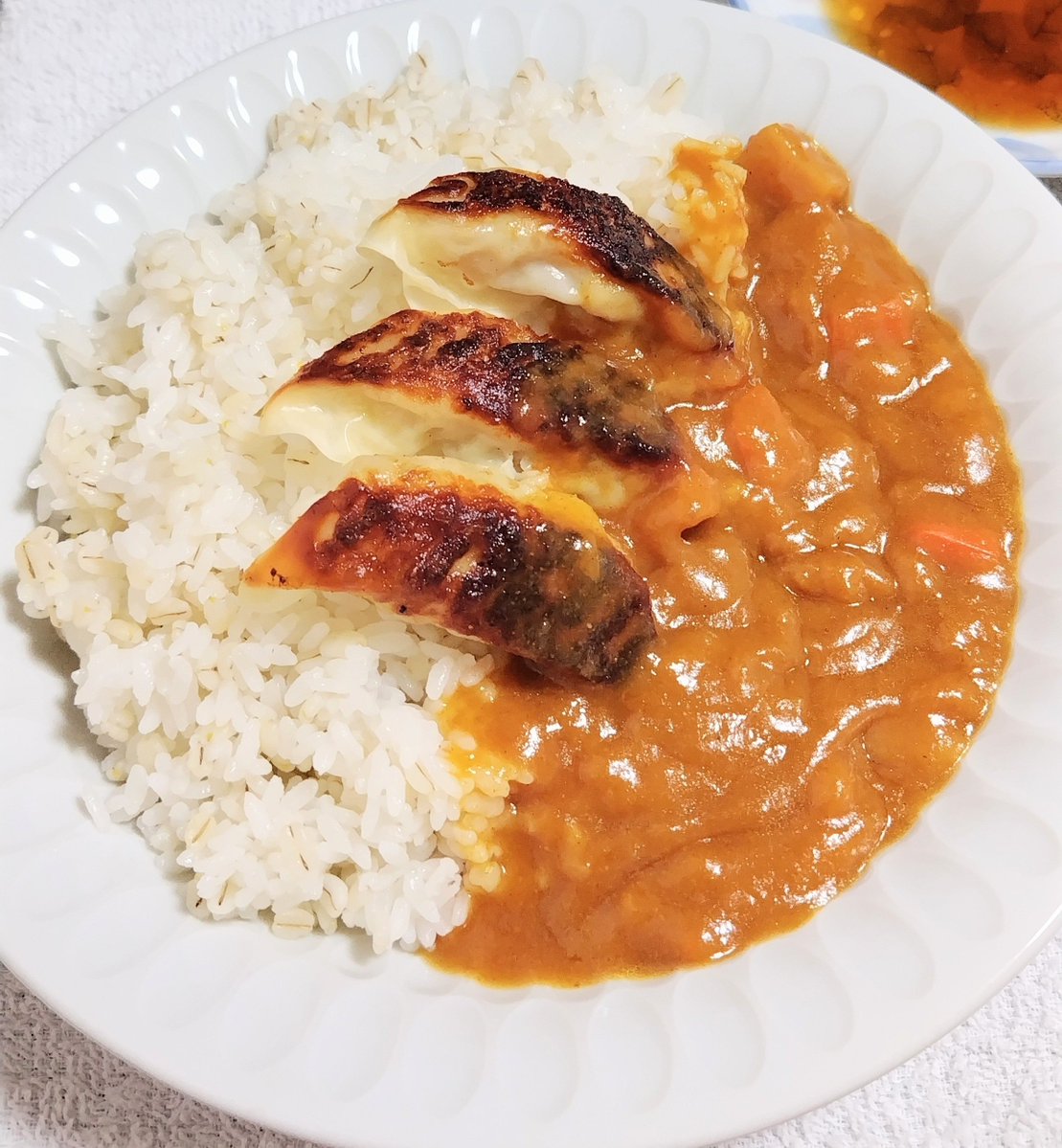 driht_3ecnaD's tweet photo. こんばんは🦉

みよしのさんではありませんが…

ぎょうざとカレーを作りました🥟🍛

おいしかったです❗

ラジオCMで何���か聴いたことがありまして
北海道は、まだ一度も行ったことがないので、北海道に着いた際に、いの一番でいただきたいです🥢

#ぎょうざ 
#カレー 
#ぎょうざカレー https://t.co/x8JxC1IZBf