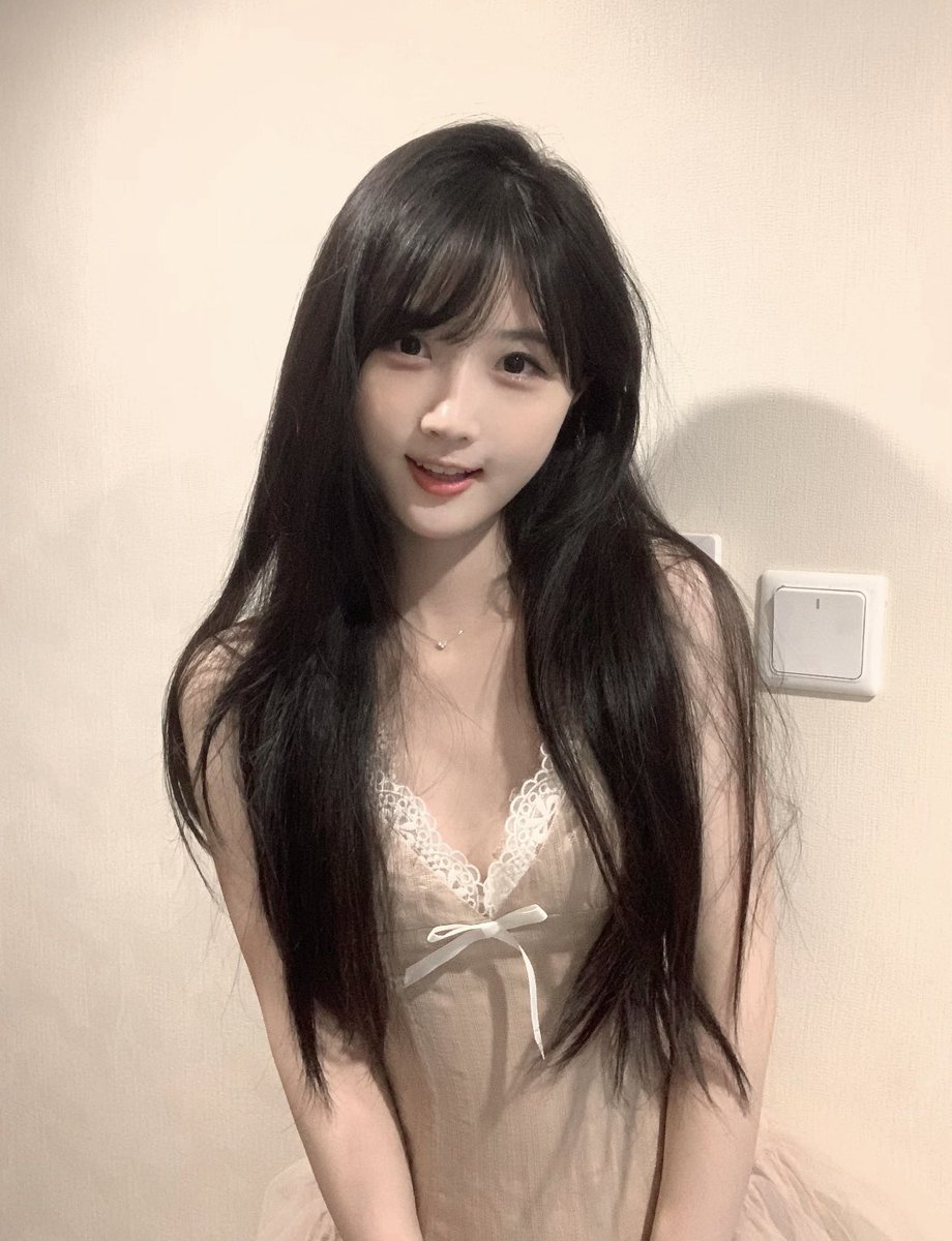 xiaoxiaoUUa's tweet photo. 你的UU公主来了！ 快来迎驾～😝 #女大 #可爱 https://t.co/ZuFTRqNt8b