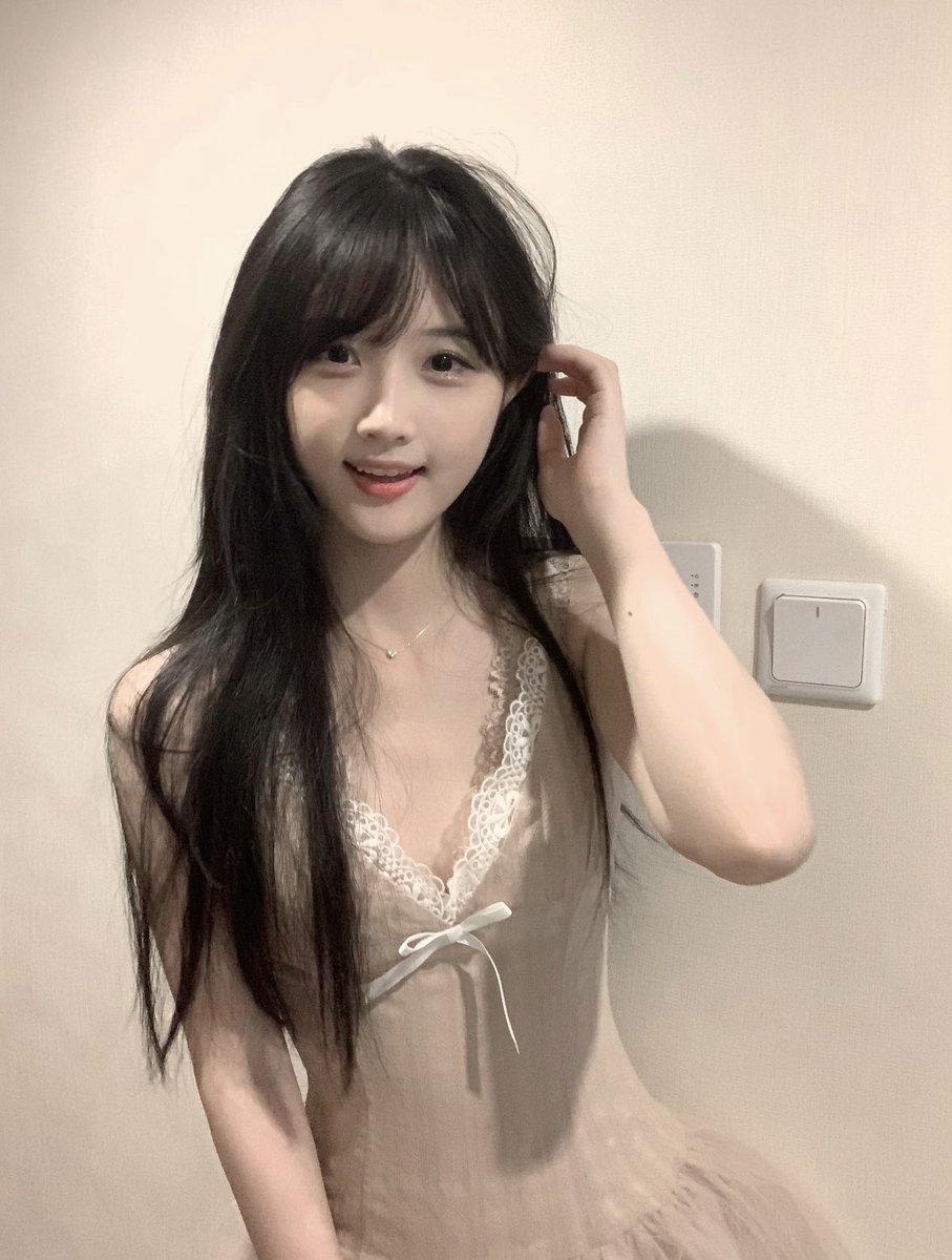 xiaoxiaoUUa's tweet photo. 你的UU公主来了！ 快来迎驾～😝 #女大 #可爱 https://t.co/ZuFTRqNt8b
