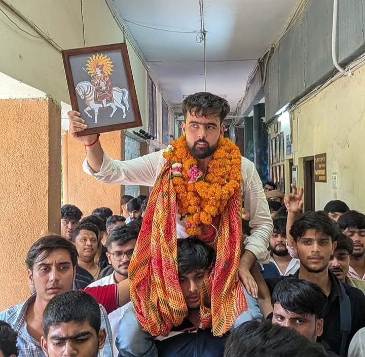 Rjjat0's tweet photo. 🔥 छा गया जाट… दिल्ली में गूंजा नाम! 🔥

दीपांशु शौकीन भाई को DUSU 2026 में उपाध्यक्ष पद पर शानदार जीत की हार्दिक बधाई! 🏆❤️
जाट का जलवा, शौकीन का परचम! 🚩✊

जय वीर तेजाजी महाराज 🙏🚩
#DeepanshuShokeen #DUSU2026 https://t.co/IPnKdlWSak
