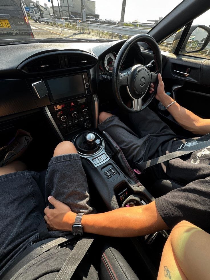 ppw3lover's tweet photo. Just so you know, Pond drives with one hand😭 https://t.co/gIeu4Wqoah